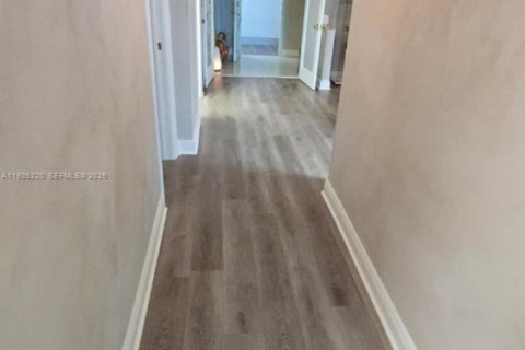 Propiedad comercial en venta en South Miami, Florida № 1983781 - foto 2