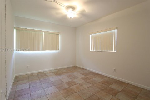 Townhouse in Miami, Florida 2 bedrooms, 103.12 sq.m. № 2402458 - photo 10
