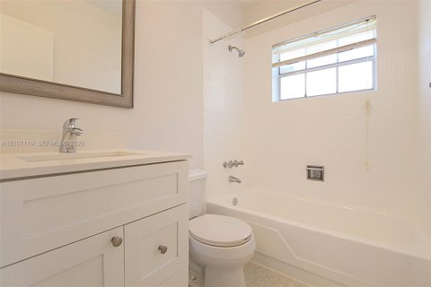 Townhouse in Miami, Florida 2 bedrooms, 103.12 sq.m. № 2402458 - photo 9