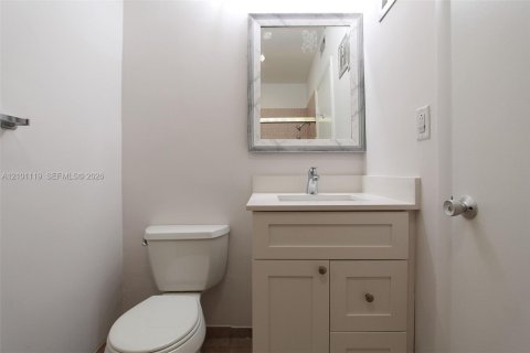 Townhouse in Miami, Florida 2 bedrooms, 103.12 sq.m. № 2402458 - photo 12