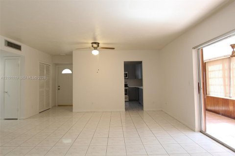 Townhouse in Miami, Florida 2 bedrooms, 103.12 sq.m. № 2402458 - photo 4