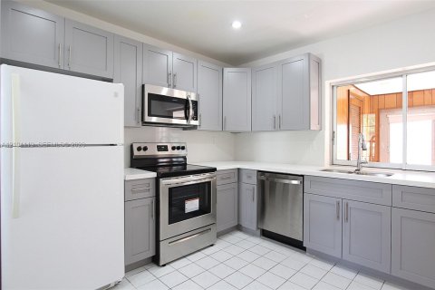 Townhouse in Miami, Florida 2 bedrooms, 103.12 sq.m. № 2402458