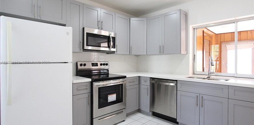 Townhouse in Miami, Florida 2 bedrooms, 103.12 sq.m. № 2402458