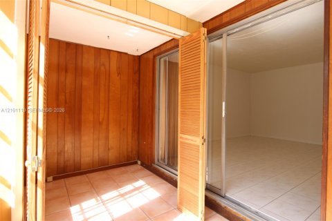 Townhouse in Miami, Florida 2 bedrooms, 103.12 sq.m. № 2402458 - photo 16