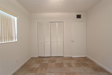 Townhouse in Miami, Florida 2 bedrooms, 103.12 sq.m. № 2402458 - photo 8