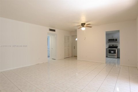 Townhouse in Miami, Florida 2 bedrooms, 103.12 sq.m. № 2402458 - photo 3