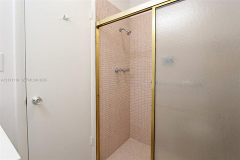 Townhouse in Miami, Florida 2 bedrooms, 103.12 sq.m. № 2402458 - photo 13