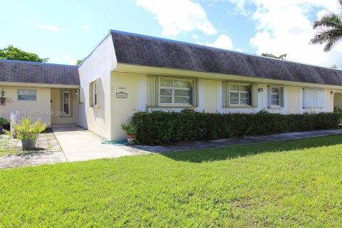 Townhouse in Miami, Florida 2 bedrooms, 103.12 sq.m. № 2402458 - photo 2