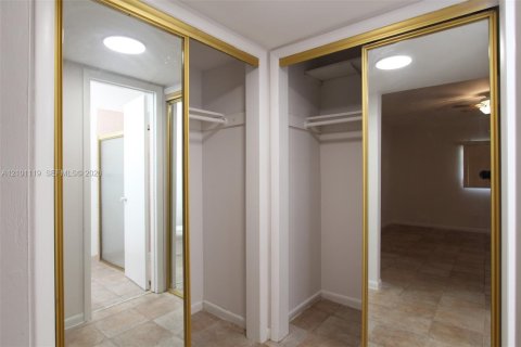 Townhouse in Miami, Florida 2 bedrooms, 103.12 sq.m. № 2402458 - photo 11