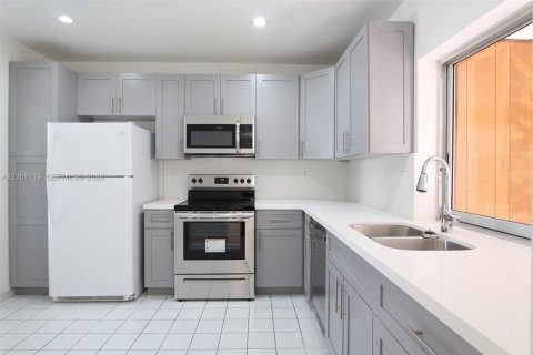 Townhouse in Miami, Florida 2 bedrooms, 103.12 sq.m. № 2402458 - photo 6
