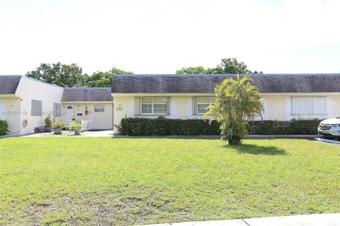Townhouse in Miami, Florida 2 bedrooms, 103.12 sq.m. № 2402458 - photo 18
