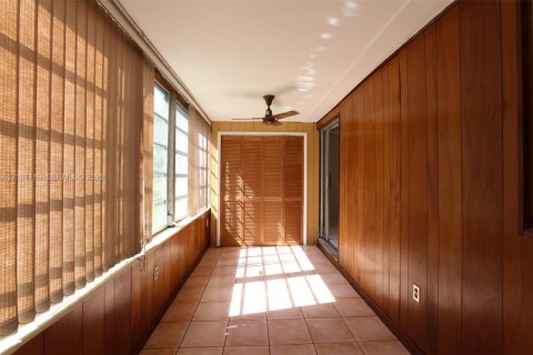 Townhouse in Miami, Florida 2 bedrooms, 103.12 sq.m. № 2402458 - photo 15