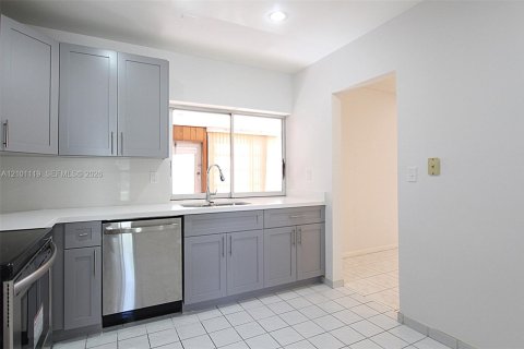 Townhouse in Miami, Florida 2 bedrooms, 103.12 sq.m. № 2402458 - photo 7