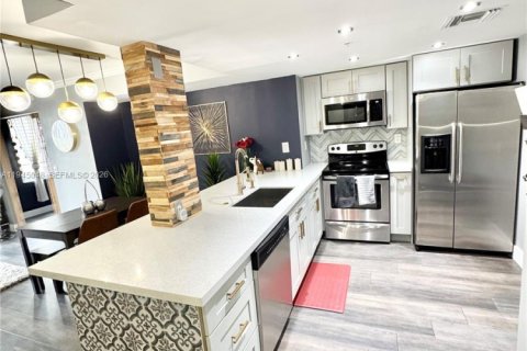 Copropriété à vendre à Fort Lauderdale, Floride: 2 chambres, 83.05 m2 № 2001228 - photo 2