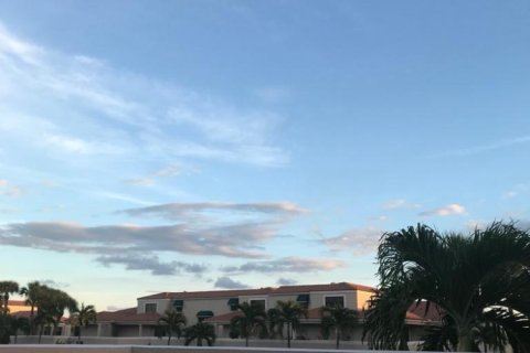 Снять в аренду кондоминиум в Бока-Ратон, Флорида 3 спальни, 152.45м2, № 1188504 - фото 1