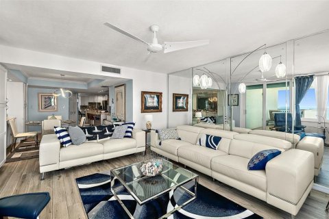 Condo in Daytona Beach, Florida, 2 bedrooms  № 2094855 - photo 9