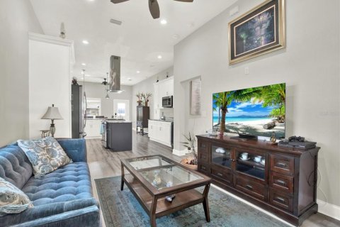 House in Tampa, Florida 2 bedrooms, 105.54 sq.m. № 1613875 - photo 2