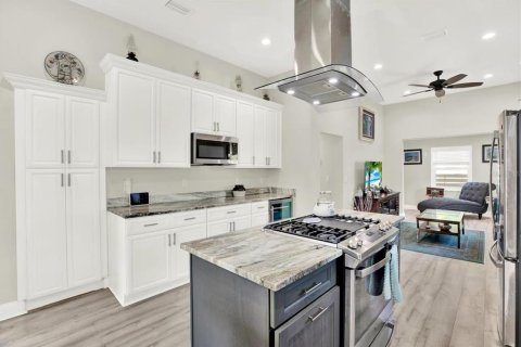 House in Tampa, Florida 2 bedrooms, 105.54 sq.m. № 1613875 - photo 6