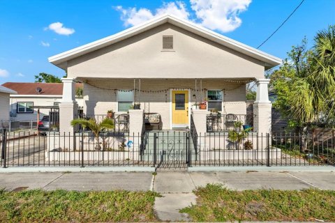 House in Tampa, Florida 2 bedrooms, 105.54 sq.m. № 1613875 - photo 1