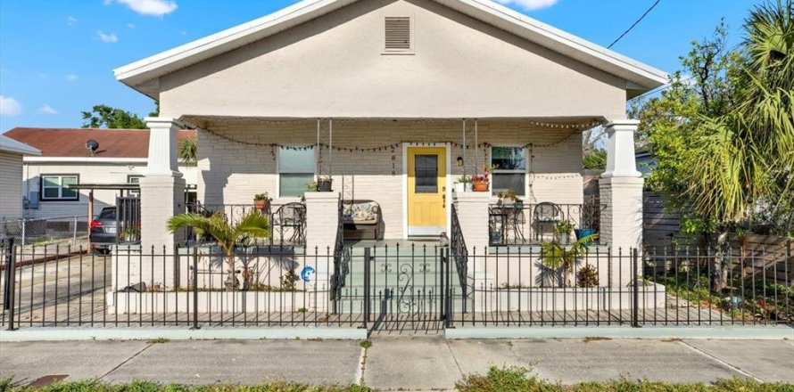 House in Tampa, Florida 2 bedrooms, 105.54 sq.m. № 1613875