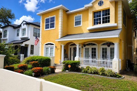 House in Saint Petersburg, Florida 4 bedrooms, 266.91 sq.m. № 2204156