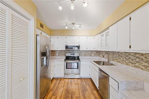 Townhouse in Ocala, Florida 2 bedrooms, 132.39 sq.m. № 2239424 - photo 17