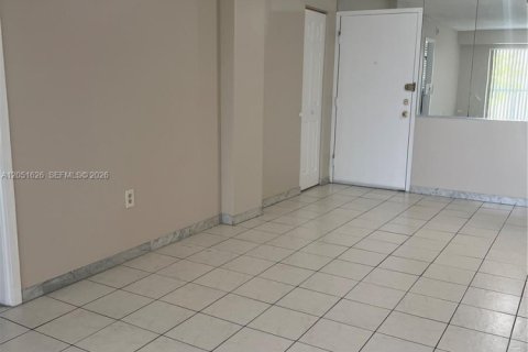 Снять в аренду кондоминиум в Норт-Майами, Флорида 2 спальни, 103.4м2, № 2173349 - фото 3