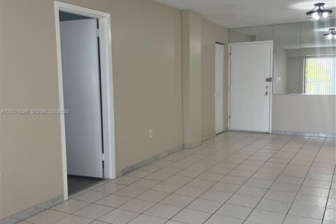 Снять в аренду кондоминиум в Норт-Майами, Флорида 2 спальни, 103.4м2, № 2173349 - фото 2