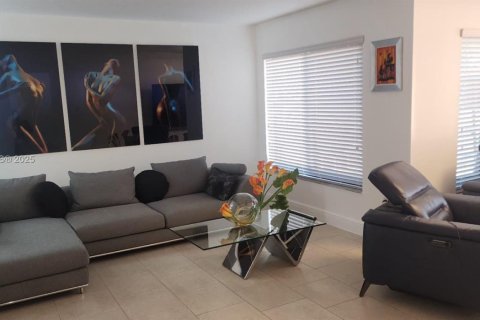 Купить виллу или дом в Майами, Флорида 4 спальни, 221.48м2, № 2081470 - фото 2