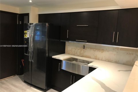 Condo in Miami, Florida, 2 bedrooms  № 2052208 - photo 2