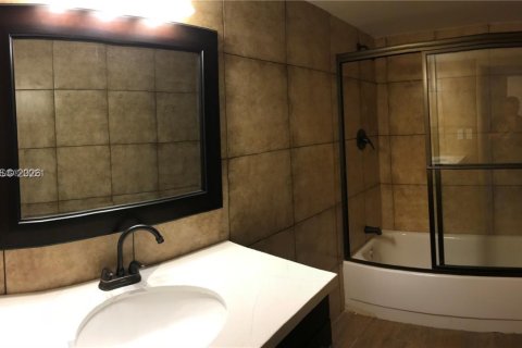 Condo in Miami, Florida, 2 bedrooms  № 2052208 - photo 7