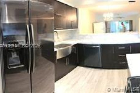 Condo in Miami, Florida, 2 bedrooms  № 2052208 - photo 3