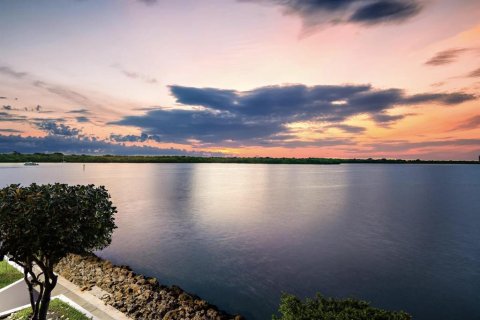 Copropriété à louer à North Palm Beach, Floride: 3 chambres, 288.09 m2 № 691907 - photo 1