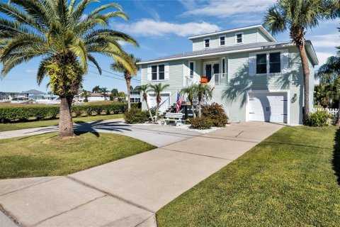 House in Hernando Beach, Florida 3 bedrooms, 227.05 sq.m. № 1522695 - photo 2