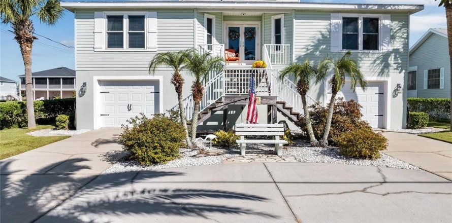 House in Hernando Beach, Florida 3 bedrooms, 227.05 sq.m. № 1522695