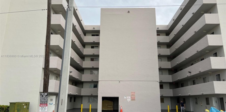 Condo à Hialeah, Floride, 2 chambres № 1936613