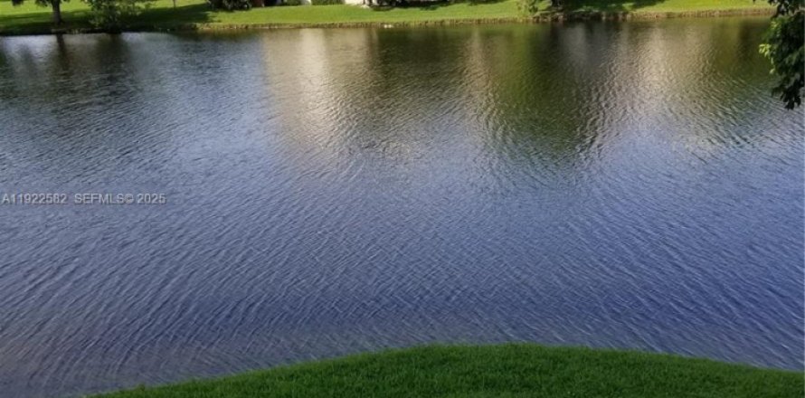 Кондоминиум с 2 спальнями в Майами, Флорида № 1986460