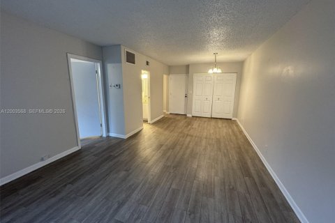Condo in Oakland Park, Florida, 1 bedroom  № 2068529 - photo 12