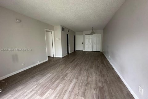 Condo in Oakland Park, Florida, 1 bedroom  № 2068529 - photo 11