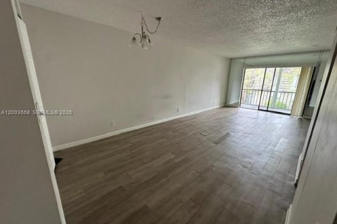 Condo in Oakland Park, Florida, 1 bedroom  № 2068529 - photo 10
