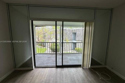 Condo in Oakland Park, Florida, 1 bedroom  № 2068529 - photo 13