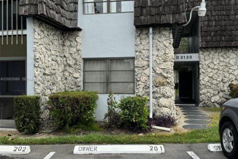 Condo in Oakland Park, Florida, 1 bedroom  № 2068529 - photo 2