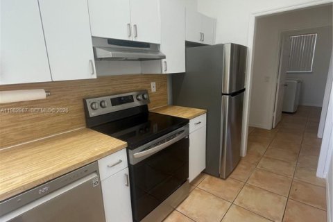 Casa en alquiler en Miami, Florida, 2 dormitorios, 211.82 m2 № 2080510 - foto 15