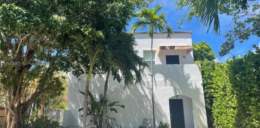 Casa en Miami, Florida 2 dormitorios, 211.82 m2 № 2080510