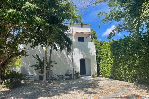 Casa en alquiler en Miami, Florida, 2 dormitorios, 211.82 m2 № 2080510 - foto 2