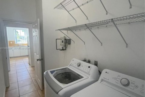 Casa en alquiler en Miami, Florida, 2 dormitorios, 211.82 m2 № 2080510 - foto 19