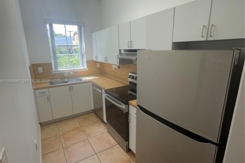 Casa en alquiler en Miami, Florida, 2 dormitorios, 211.82 m2 № 2080510 - foto 14