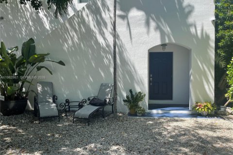 Casa en alquiler en Miami, Florida, 2 dormitorios, 211.82 m2 № 2080510 - foto 3