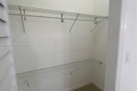 Casa en alquiler en Miami, Florida, 2 dormitorios, 211.82 m2 № 2080510 - foto 30