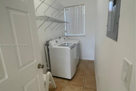Casa en alquiler en Miami, Florida, 2 dormitorios, 211.82 m2 № 2080510 - foto 17